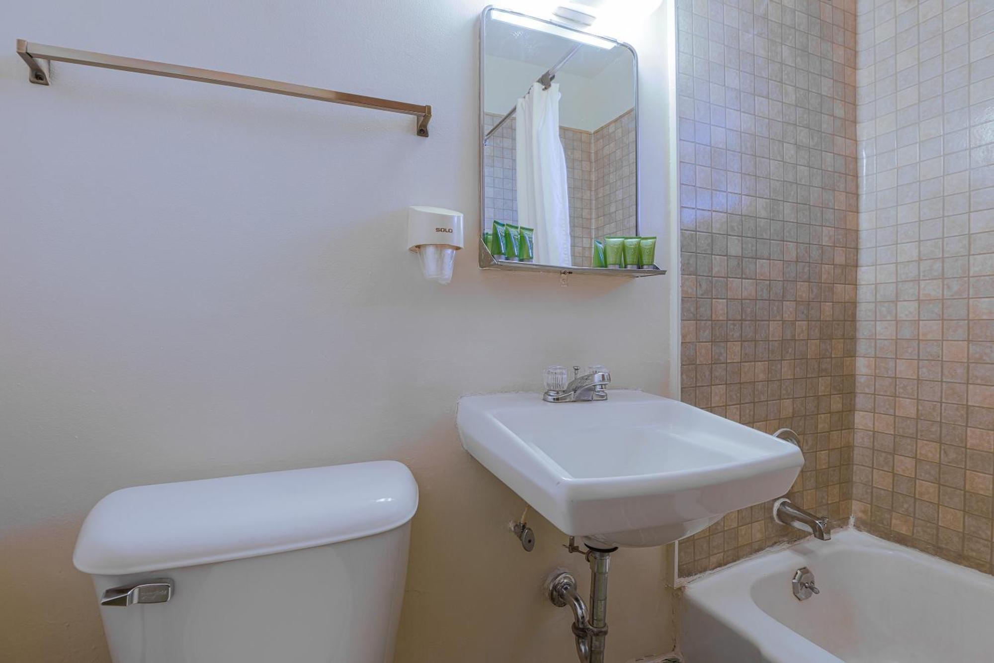 Love Hotels Silver Street By Oyo At Hurley Wi מראה חיצוני תמונה