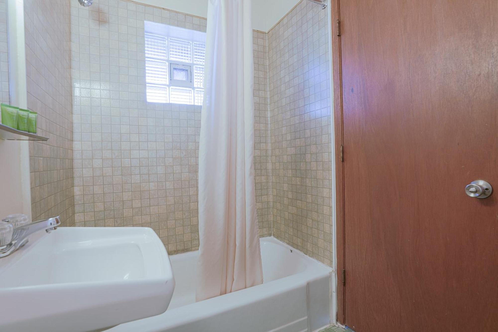 Love Hotels Silver Street By Oyo At Hurley Wi מראה חיצוני תמונה